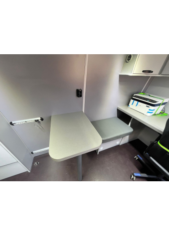 Zabudowa biurowa do busa VW Crafter wykonana według specyfikacji klienta