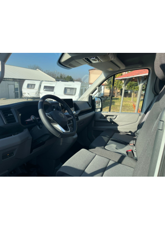 Zabudowa biurowa do busa VW Crafter wykonana według specyfikacji klienta