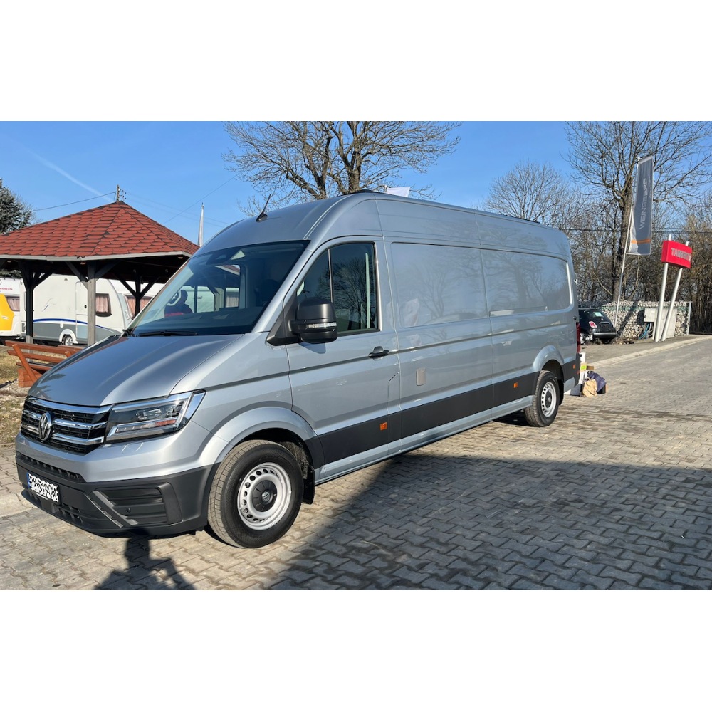 Zabudowa biurowa do busa VW Crafter wykonana według specyfikacji klienta