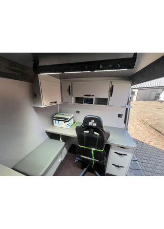 Zabudowa biurowa do busa VW Crafter wykonana według specyfikacji klienta
