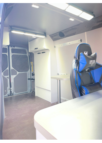 Zabudowa biurowa do busa VW Crafter wykonana według specyfikacji klienta